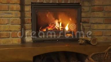燃烧的壁炉——石壁炉里的一团炽热的火，在夜晚取暖