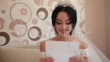 非常美丽的新娘打开并读一封来自<strong>爱人</strong>的信。