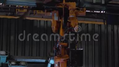 关闭工厂机器人焊接。 场景。 工业橙色机器人焊工进行金属零件的焊接。 特写