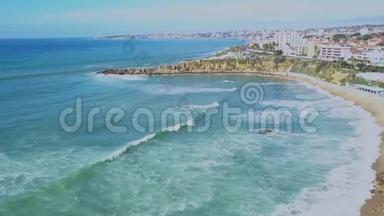 大西洋海岸的空中景观和冲浪者在水中的波浪在卡斯卡斯，葡萄牙。 克里夫斯海岸和海洋
