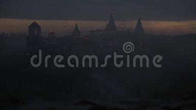 旧堡垒。 卡梅内茨市的石头城堡-波多尔斯基。 乌克兰。 傍晚浓雾笼罩城堡. 软软软