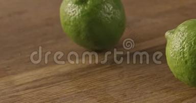 柠檬在木桌上滚动。 慢动作2k视频推240fps