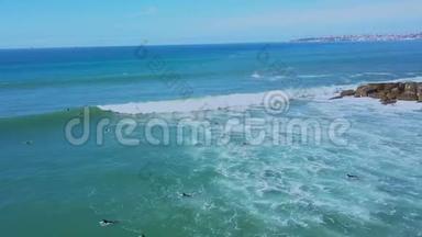 大西洋海岸的空中景观和冲浪者在水中的波浪在卡斯卡斯，葡萄牙。 克里夫斯海岸和海洋