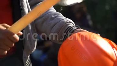 抗议者用警棍击中头盔