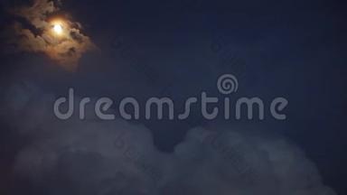 月球环<strong>绕地球</strong>运行。 晚霞中的闪电和乌云