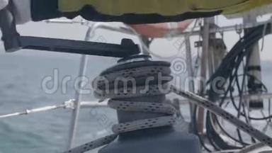 水手在海上游艇上航行时使用帆绞车和绳索