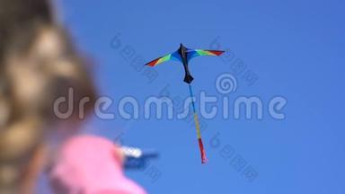 天空中一只风筝在女孩手中`晴朗的一天