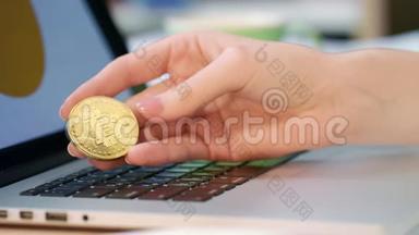 手拿<strong>金币</strong>的女人手拿着<strong>金币</strong>在笔记本电脑附近