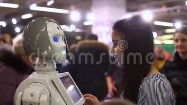 一个女孩和一个女机器人交流并微笑。 现代机器人技术。 <strong>人工智能</strong>。 控制论