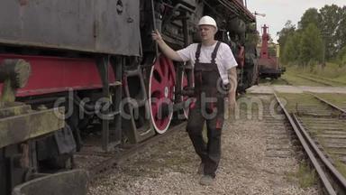 铁路员工进入机车