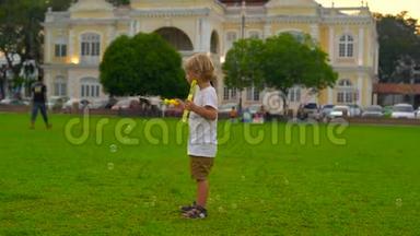 一个小男孩在乔治敦市政厅前的广场上玩泡泡<strong>鼓风机</strong>的慢镜头。