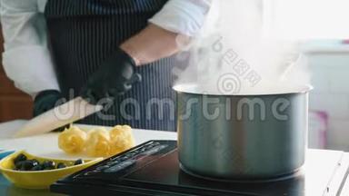 厨师切柠檬时在炉子上盖上蒸锅