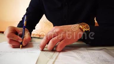 一个手拿金表的商人在文件上签名. 视频拍摄特写..