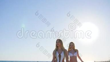 夏日为朋友休息，女朋友在<strong>手机</strong>上<strong>制作</strong>自拍，在岸上穿泳装的女孩，在海岸的女孩，