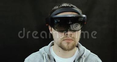 增强现实眼镜。 年轻的白种人使用全息增强现实眼镜。 游戏开发。