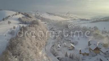 日出时飞越喀尔巴阡山的一个<strong>村庄</strong>。 <strong>高山</strong>积雪房屋的鸟瞰图