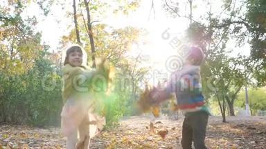 秋天的城市公园，孩子们在阳光下跳跃，在树和<strong>树叶</strong>的<strong>背景</strong>上扔<strong>树叶</strong>