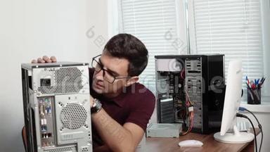 集中的计算机服务人员在办公室修理一台坏了的计算机并<strong>升级</strong>计算机硬件。支持