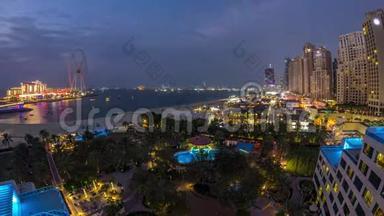 鸟瞰海滩和游客步行在JBR与摩天大楼日夜在迪拜，阿联酋