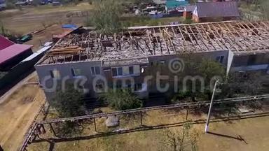 被<strong>冰雹</strong>损坏的房屋屋顶。 Krasnodar地区novokorsunskaya Timashevsky村<strong>冰雹</strong>的后果
