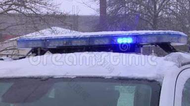 警车蓝闪灯在雪中闪烁。