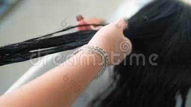 在沙龙里的白种人女人用专业的化<strong>妆</strong>师做头发处理。 专业洗头，按摩<strong>面膜</strong>