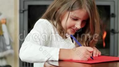小<strong>女孩写字</strong>，孩子在一张纸上画笔，可爱的<strong>女孩</strong>坐在壁炉旁燃烧着火