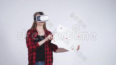 虚拟现实头盔中的女孩