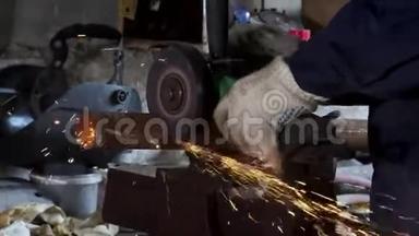 重工工人用角磨机切割钢材，高速<strong>视频</strong>.. <strong>框</strong>架。 有角磨机的工人
