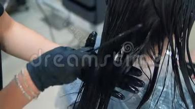 在沙龙里的白种人女人用专业的化<strong>妆</strong>师做头发处理。 专业洗头，按摩<strong>面膜</strong>