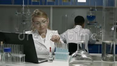 在实验室做实验的女科学家