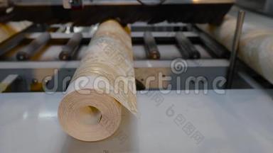 墙纸的生产，一卷墙纸在一条输送线上，最后工艺为壁纸的生产