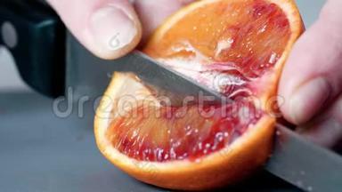 将整个橙色切割在轻型木切割板上，关闭视频。