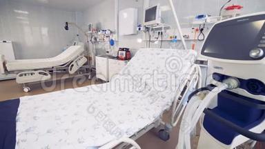 医院的病床上有医疗设备在他们附近的诊所。 4K.