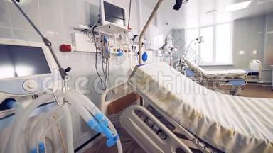 病人的医疗设备在急诊室的病床附近。