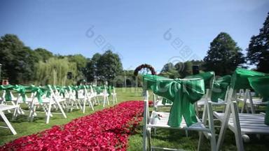 在开放仪式上<strong>摆放</strong>鲜花和装饰品的绿色结婚椅