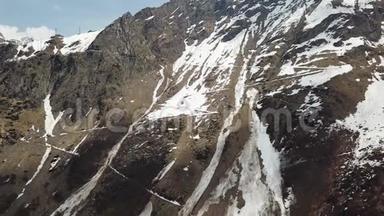 巴尔邦迪恩，伯加莫。 山崩残雪的鸟瞰图落在通往山居的小径上