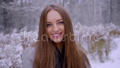 在雪地背景下的<strong>冬季</strong>公园里，一个时<strong>尚</strong>快乐的年轻漂亮女人的近照。期待