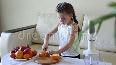 孩子用刀切橘子.