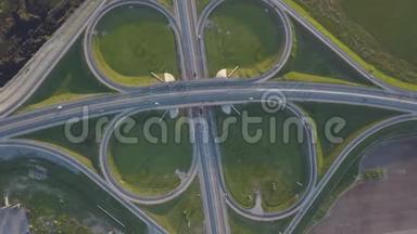 夏季交通枢纽、交通交叉路口的空中镜头，从上方可看到日景