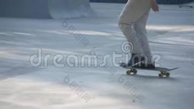滑板运动员在滑板上的极限特写
