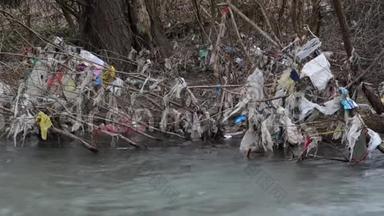 <strong>环境</strong>污染。 漂浮在污染河流中的塑料袋，瓶子，<strong>垃圾</strong>和<strong>垃圾</strong>.. <strong>垃圾</strong>和水中的废物。 重科