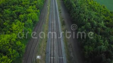 绿色森林环绕的空直双向铁路，鸟瞰图