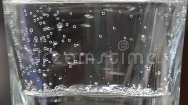 在一个透明的玻璃烧杯里，用干净的<strong>气泡水</strong>靠近