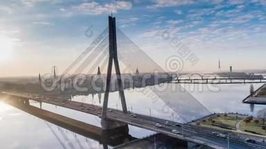 里加市时间推移斜拉桥杜加瓦河和il市Drone飞行游艇轮渡