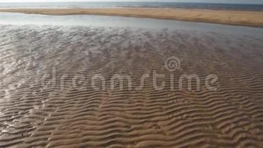 带肋的沙子-波罗的海海湾海滩与白沙在日落-4K视频与缓慢的相机运动和内部