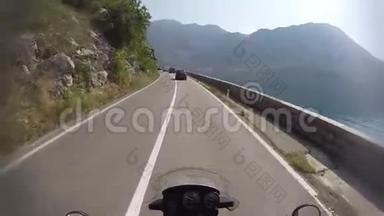 在黑山山区的乡村公路上开车，旅行冒险，用行动相机拍摄，骑摩托车