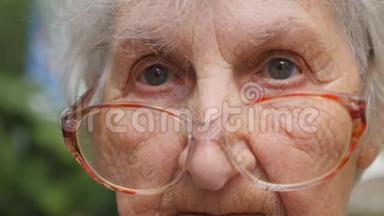 <strong>戴眼镜</strong>的老妇人转过头看着摄像机。 奶奶在外面<strong>戴眼镜</strong>。 肖像