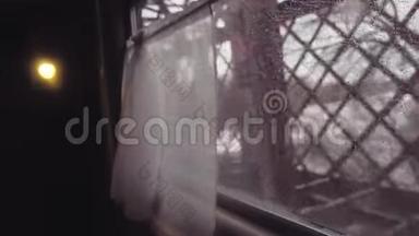 概念旅程铁路列车.. 乘火车下雨。 俄罗斯的冬天。 从车厢内的铁路桥景