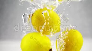 亮黄色柠檬落入水中，气泡较大，动作缓慢.. 孤立白色背景上的水果。